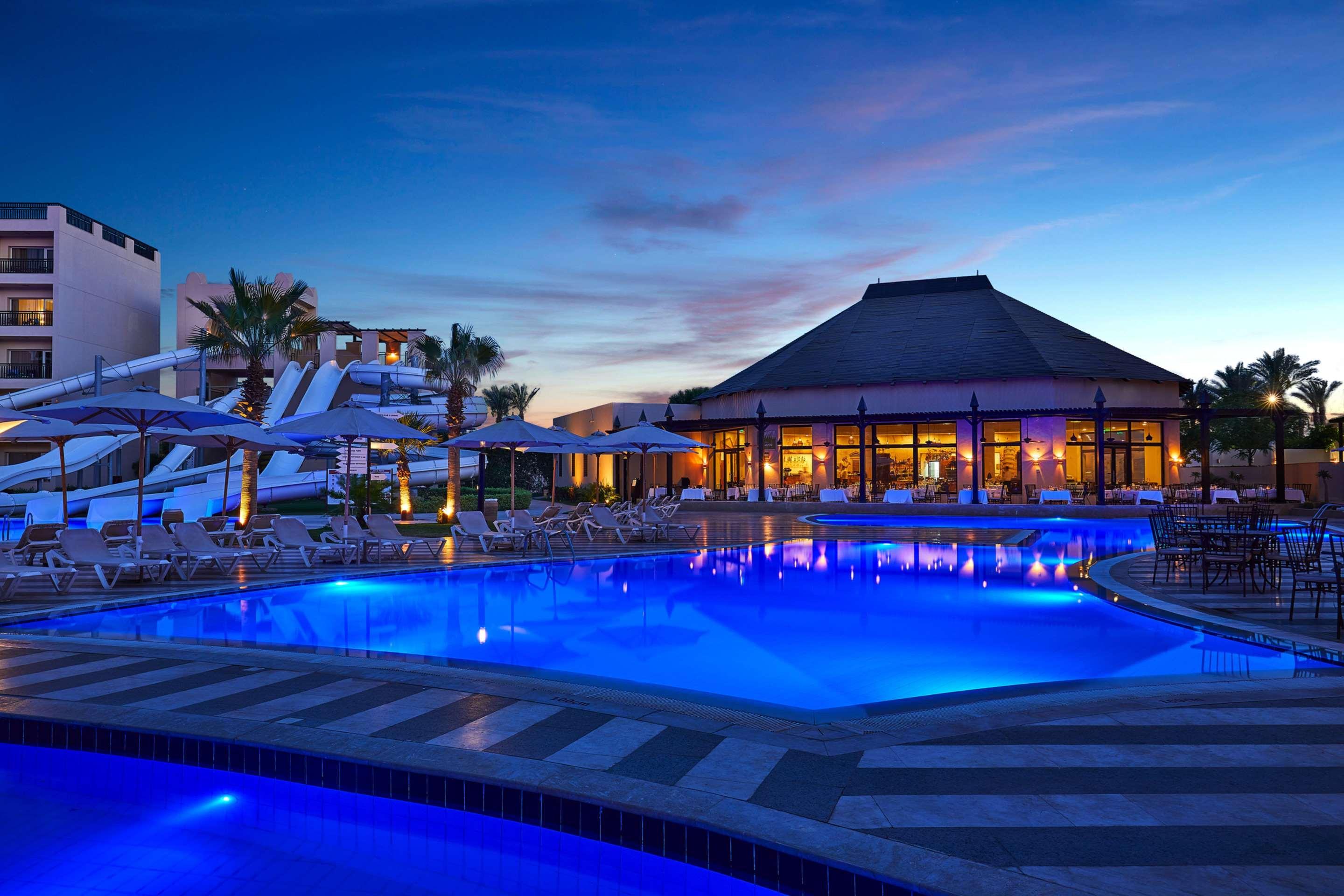 Steigenberger Aqua Magic, All Inclusive Χουργκάντα Εξωτερικό φωτογραφία The resort's main pool at night